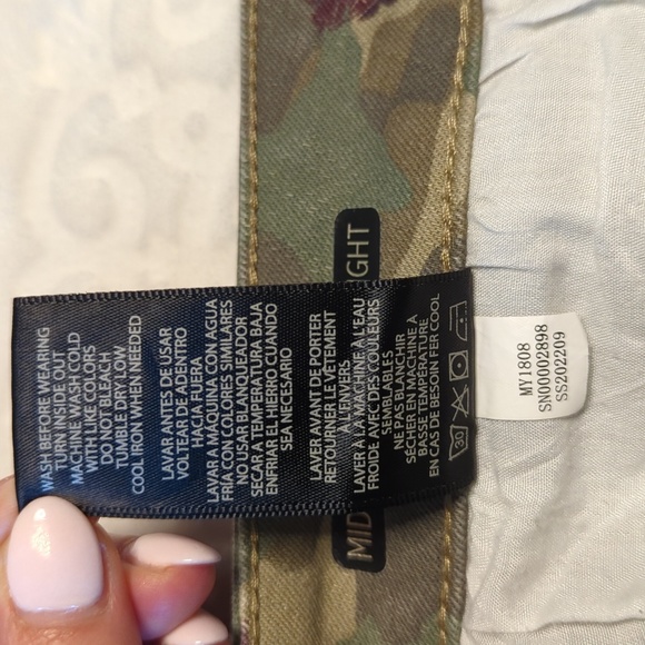 Seven7 Mid-Rise Slim Straight Camo Cutoff Shorts Women's Sz 8 - Picture 7 of 7